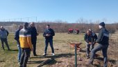 SREĐUJU FUDBALSKI TEREN U BUKOVČU: Lokalna samouprava obezbedila materijal, a vredni meštani sami rade (FOTO)