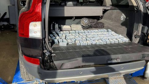 UHAPŠENI SA 161.000 TABLETA DROGE: Šupljine automobila kao magacin (FOTO) UHAPŠENI SA 161.000 TABLETA DROGE: Šupljine automobila kao magacin (FOTO)