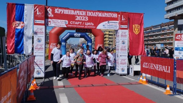 УСПЕЛИ СУ ДА ИСТРЧЕ ПЕТ КИЛОМЕТАРА: Победницима Крушевачког маратона аплаудирали и професионалци (ФОТО) УСПЕЛИ СУ ДА ИСТРЧЕ ПЕТ КИЛОМЕТАРА: Победницима Крушевачког маратона аплаудирали и професионалци (ФОТО)