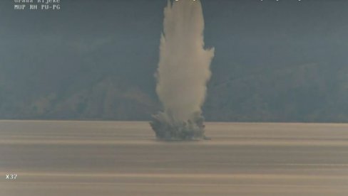 UNIŠTENA MINA IZ DRUGOG SVETSKOG RATA: Pogledajte kontrolisanu eksploziju u Riječkom zalivu (VIDEO) UNIŠTENA MINA IZ DRUGOG SVETSKOG RATA: Pogledajte kontrolisanu eksploziju u Riječkom zalivu (VIDEO)