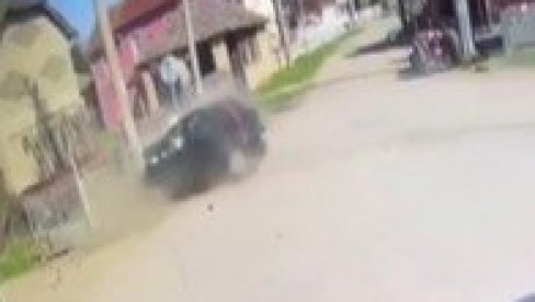 SNIMAK STRAVIČNE NESREĆE U GROCKOJ: Auto se zabio u banderu - muškarac poginuo, devojka zadobila teške povrede (VIDEO)