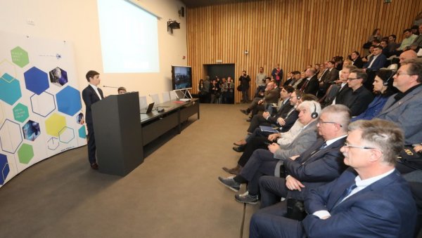 ДВЕ ГОДИНЕ РАДА ИНСТИТУТА ЗА ВЕШТАЧКУ ИНТЕЛИГЕНЦИЈУ: Брнабић - Морамо бити један од лидера уколико у будућности желимо брз економски раст ДВЕ ГОДИНЕ РАДА ИНСТИТУТА ЗА ВЕШТАЧКУ ИНТЕЛИГЕНЦИЈУ: Брнабић - Морамо бити један од лидера уколико у будућности желимо брз економски раст