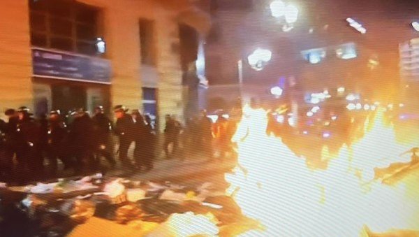 ЕСКАЛАЦИЈА У ПАРИЗУ: Паљевине и хапшења на све стране ЕСКАЛАЦИЈА У ПАРИЗУ: Паљевине и хапшења на све стране