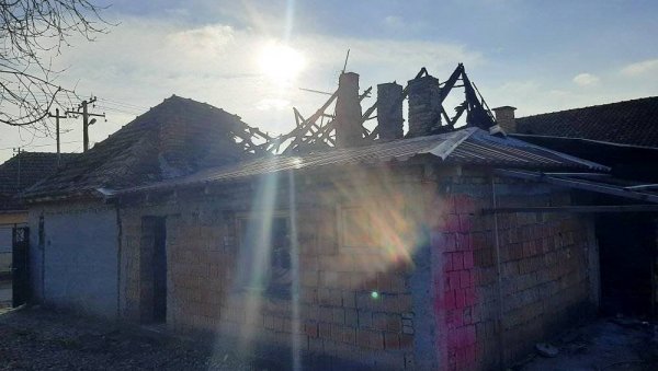 РАДИЋИМА НОВИ КРОВ ОД ОПШТИНЕ: Помоћ породици из Србобрана којој је изгорела кућа