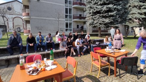 DAN POEZIJE U ZNAKU ANTIĆA I VINAVERA: Lepa akcija studenata Doma „Živojin Ćulum  u Novom Sadu