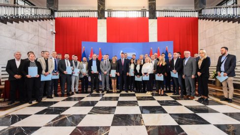 RADOVI OD SUBOTICE DO KOVAČICE: Novi investicioni ciklus u Vojvodini vredan je šest milijardi dinara RADOVI OD SUBOTICE DO KOVAČICE: Novi investicioni ciklus u Vojvodini vredan je šest milijardi dinara