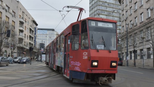 ЕКИПА ХИТНЕ ПОМОЋИ ПОКУШАЛА РЕАНИМАЦИЈУ, АЛИ СПАСА НИЈЕ БИЛО: Преминуо мушкарац у трамвају на линији 12