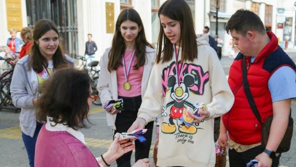 ДЕЛИЛИ ШАРЕНЕ ЧАРАПЕ: У Суботици обелен Међународни дан особа са Дауновим синдромом ДЕЛИЛИ ШАРЕНЕ ЧАРАПЕ: У Суботици обелен Међународни дан особа са Дауновим синдромом