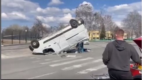 PREVRNUT KOMBI, POVREĐENA TRI MUŠKARCA: Saobraćajna nesreća u Novom Sadu (FOTO/VIDEO)