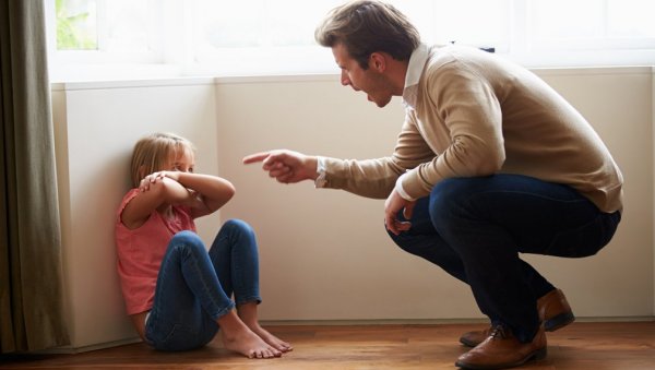 СВАЂА РОДИТЕЉА  ДЕЦИ НАНОСИ БОЛ  ИСТО КАО БАТИНЕ: За годину 2.000 случајева физичког насиља, било и сексуалног