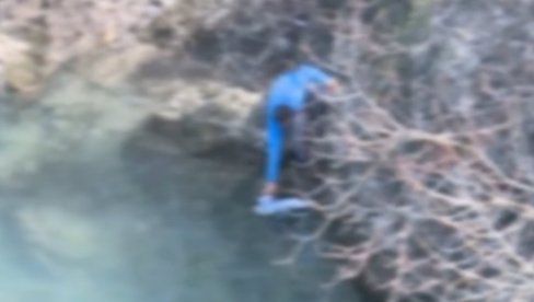 DRAMATIČAN SNIMAK SPASAVANJA BEBE IZ MORAČE: Mališan plutao u hladnoj reci (VIDEO) DRAMATIČAN SNIMAK SPASAVANJA BEBE IZ MORAČE: Mališan plutao u hladnoj reci (VIDEO)