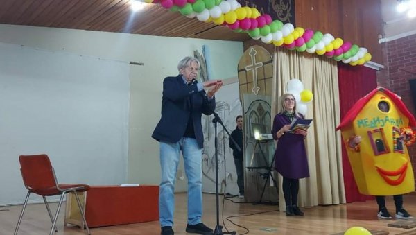 РШУМОВИЋ ПЕВАО СА МАЛИМ НИШЛИЈАМА: Почео 14. Фестивал дечијег стваралаштва и стваралаштва за децу РШУМОВИЋ ПЕВАО СА МАЛИМ НИШЛИЈАМА: Почео 14. Фестивал дечијег стваралаштва и стваралаштва за децу