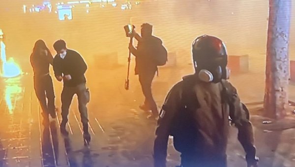 ГОРИ ТРГ РЕПУБЛИКЕ: Нови протести у Паризу (ФОТО) ГОРИ ТРГ РЕПУБЛИКЕ: Нови протести у Паризу (ФОТО)
