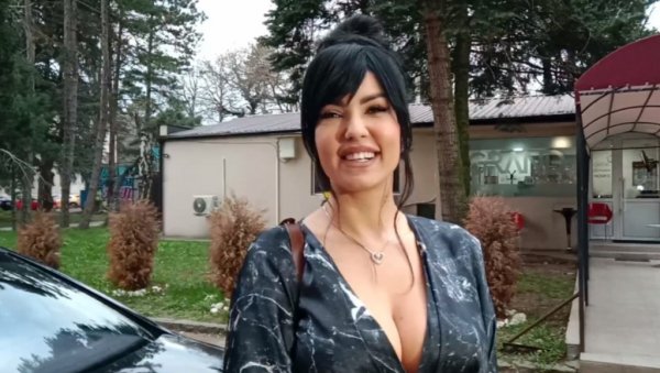 ТЕШКО МЕ ЈЕ НАТЕРАТИ: Тања Савић открила рецепт за своју витку линију и проговорила о љубавном животу (ВИДЕО) ТЕШКО МЕ ЈЕ НАТЕРАТИ: Тања Савић открила рецепт за своју витку линију и проговорила о љубавном животу (ВИДЕО)