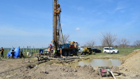 НОВИ БУНАР ВЕЋЕ КОЛИЧИНЕ ВОДЕ: Решавање проблема водоснабдевања у Крчедину НОВИ БУНАР ВЕЋЕ КОЛИЧИНЕ ВОДЕ: Решавање проблема водоснабдевања у Крчедину