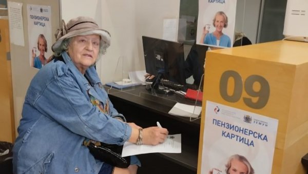 ПО ПЕНЗИОНЕРСКУ КАРТИЦУ НА УСЛУЖНИ ШАЛТЕР Општина Земун отворила посебан кутак за најстарије ПО ПЕНЗИОНЕРСКУ КАРТИЦУ НА УСЛУЖНИ ШАЛТЕР Општина Земун отворила посебан кутак за најстарије