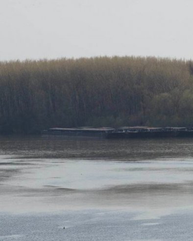 ОТКАЧИО СЕ СПЛАВ КОД ВИШЊИЦЕ: Кућица већ стигла до средине Дунава