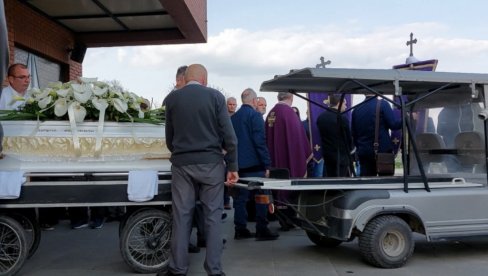 ISPRAĆENA UZ ZVUKE VIOLINA: Na Gradskom groblju sahranjena Novosađanka tragično nastradala na Kopaoniku