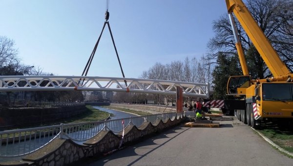 АТРАКЦИЈА У ЦЕНТРУ ПАРАЋИНА: Џиновски кран спустио други пешачки мост АТРАКЦИЈА У ЦЕНТРУ ПАРАЋИНА: Џиновски кран спустио други пешачки мост