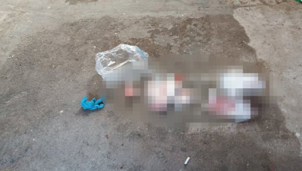 ЛЕЖАО ЈЕ НА БЕТОНУ, ГЛАВА МУ ЈЕ БИЛА РАЗБИЈЕНА Очевидац туче на Новом Београду: Дојурили су са дрвеним летвама, чула се вриска (ВИДЕО) ЛЕЖАО ЈЕ НА БЕТОНУ, ГЛАВА МУ ЈЕ БИЛА РАЗБИЈЕНА Очевидац туче на Новом Београду: Дојурили су са дрвеним летвама, чула се вриска (ВИДЕО)