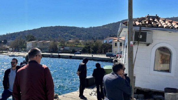 У КАМЕНАРИМА УКЛОЊЕНА БИЛЕТАРНИЦА „ПОМОРСКОГ САОБРАЋАЈА“: Бесплатан превоз до 5. априла У КАМЕНАРИМА УКЛОЊЕНА БИЛЕТАРНИЦА „ПОМОРСКОГ САОБРАЋАЈА“: Бесплатан превоз до 5. априла