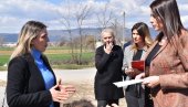 Министарка Ирена Вујовић обишла Долину Пчиње и несанирану депонију у Бујановцу Министарка Ирена Вујовић обишла Долину Пчиње и несанирану депонију у Бујановцу