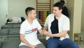 МИЛОШ КОГ СУ ЛЕКАРИ ПУНИХ ОСАМ САТИ ОПЕРИСАЛИ, СВЕДОЧИ ЗА НОВОСТИ: Цела смена борила се за моју руку (ФОТО, ВИДЕО)