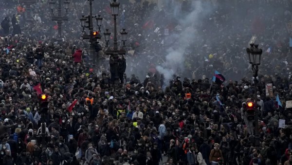ВЛАДА ПОКУШАЛА ДА СКРЕНЕ ПАЖЊУ СА ПЕНЗИОНЕ РЕФОРМЕ? Премијерка Француске позвала синдикате на разговоре ВЛАДА ПОКУШАЛА ДА СКРЕНЕ ПАЖЊУ СА ПЕНЗИОНЕ РЕФОРМЕ? Премијерка Француске позвала синдикате на разговоре