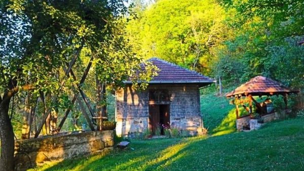 ОВО ЈЕ ЈЕДНА ОД НАЈНЕОБИЧНИЈИХ ЦРКВИ У СРБИЈИ: Верници се моле у храсту - село носи старословенско име ОВО ЈЕ ЈЕДНА ОД НАЈНЕОБИЧНИЈИХ ЦРКВИ У СРБИЈИ: Верници се моле у храсту - село носи старословенско име