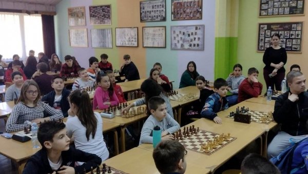 ТРИЈУМФ МЛАДИХ ШАХИСТА: На Окружном такмичењу победили Неготинци, Кладовљани и Борани ТРИЈУМФ МЛАДИХ ШАХИСТА: На Окружном такмичењу победили Неготинци, Кладовљани и Борани