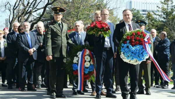 БИЛИ СМО САМО ДЕЦА: У Ташмајданском парку одата пошта деци која су погинула у НАТО агресији (ФОТО) БИЛИ СМО САМО ДЕЦА: У Ташмајданском парку одата пошта деци која су погинула у НАТО агресији (ФОТО)