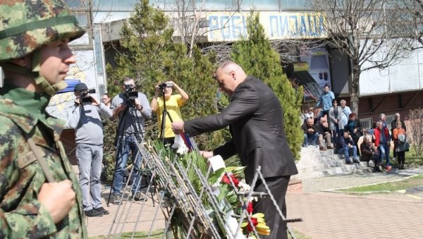 КОД СПОМЕНИКА ПОГИНУЛИМ У НАТО АГРЕСИЈИ И ОРУЖАНИМ АКЦИЈАМА: Обележена годишњица НАТО агресије КОД СПОМЕНИКА ПОГИНУЛИМ У НАТО АГРЕСИЈИ И ОРУЖАНИМ АКЦИЈАМА: Обележена годишњица НАТО агресије