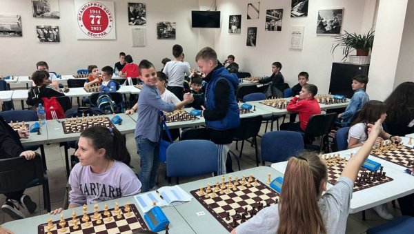 ПРВИ ПОТЕЗ ПОВУКЛА АЛИСА МАРИЋ: Отворено кадетско и омладинско првенство Београда у шаху ПРВИ ПОТЕЗ ПОВУКЛА АЛИСА МАРИЋ: Отворено кадетско и омладинско првенство Београда у шаху