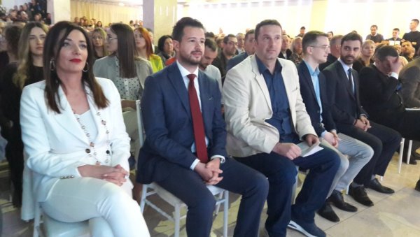 ЈАКОВ МИЛАТОВИЋ УБЕЂЕН У ПОБЕДУ: Пљевља су Ђукановићу рекла збогом (ФОТО/ ВИДЕО) ЈАКОВ МИЛАТОВИЋ УБЕЂЕН У ПОБЕДУ: Пљевља су Ђукановићу рекла збогом (ФОТО/ ВИДЕО)
