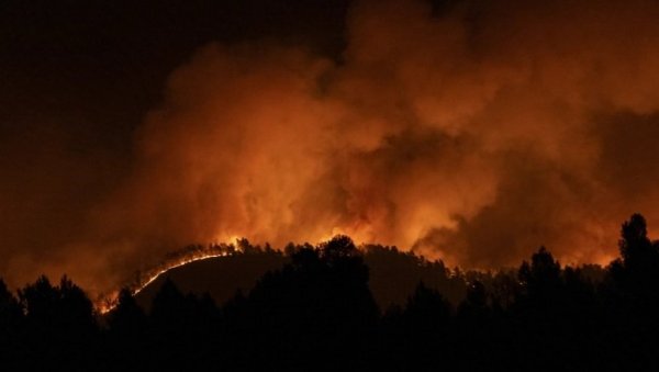 ШПАНИЈА У ПЛАМЕНУ: Евакуисано 1.500 људи, 20 авиона покушава да обузда ватрену стихију ШПАНИЈА У ПЛАМЕНУ: Евакуисано 1.500 људи, 20 авиона покушава да обузда ватрену стихију