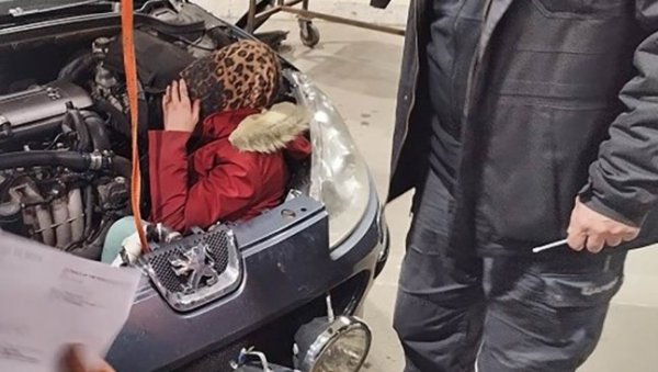 САКРИЛА СЕ ПОД ХАУБУ: Нереалан призор на граничном прелазу Градина (ФОТО) САКРИЛА СЕ ПОД ХАУБУ: Нереалан призор на граничном прелазу Градина (ФОТО)