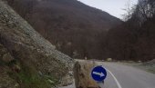 ОДРОН ДАНИМА НИКО НЕ УКЛАЊА: Возачи забринути за безбедност на путу ка Власини ОДРОН ДАНИМА НИКО НЕ УКЛАЊА: Возачи забринути за безбедност на путу ка Власини