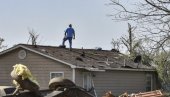 ZASTRAŠUJUĆA SILA PRIRODE: Pogledajte trenutak kada tornado udara u školu (VIDEO) ZASTRAŠUJUĆA SILA PRIRODE: Pogledajte trenutak kada tornado udara u školu (VIDEO)