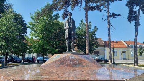 POSLE 14 GODINA SPOMENIK SLAVNOM PISCU U VRŠCU VRAĆAJU NA PRAVO MESTO: Sterija ponovo na Ruskom trgu POSLE 14 GODINA SPOMENIK SLAVNOM PISCU U VRŠCU VRAĆAJU NA PRAVO MESTO: Sterija ponovo na Ruskom trgu