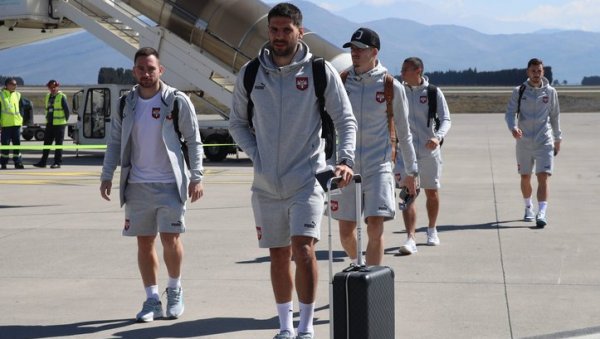 АУ, КАКАВ ДОЧЕК ЗА СРБЕ У ЦРНОЈ ГОРИ! Орлови слетели у Подгорицу, као да су слетели у Београд (ВИДЕО) АУ, КАКАВ ДОЧЕК ЗА СРБЕ У ЦРНОЈ ГОРИ! Орлови слетели у Подгорицу, као да су слетели у Београд (ВИДЕО)