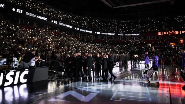 ПОСЕБНА ПОДРШКА ЗА ПАРТИЗАН: Црно-беле бодре бивши фудбалер овог клуба (ФОТО) ПОСЕБНА ПОДРШКА ЗА ПАРТИЗАН: Црно-беле бодре бивши фудбалер овог клуба (ФОТО)