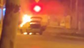 GORI AUTOMOBIL U ZRENJANINU: Buktinja na magistrali - policija obezbeđuje vozilo (VIDEO) GORI AUTOMOBIL U ZRENJANINU: Buktinja na magistrali - policija obezbeđuje vozilo (VIDEO)