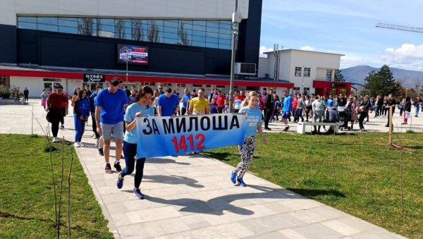 ГРАЂАНИ ИСТОЧНОГ САРАЈЕВА ТРЧАЛИ ХУМАНИТАРНУ ТРКУ Продају километре и скупљају новац за наставак лечења младића у Русији ГРАЂАНИ ИСТОЧНОГ САРАЈЕВА ТРЧАЛИ ХУМАНИТАРНУ ТРКУ Продају километре и скупљају новац за наставак лечења младића у Русији