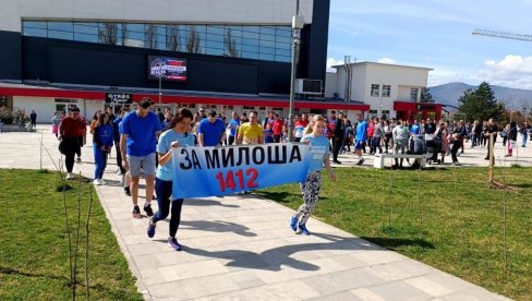 GRAĐANI ISTOČNOG SARAJEVA TRČALI HUMANITARNU TRKU Prodaju kilometre i skupljaju novac za nastavak lečenja mladića u Rusiji GRAĐANI ISTOČNOG SARAJEVA TRČALI HUMANITARNU TRKU Prodaju kilometre i skupljaju novac za nastavak lečenja mladića u Rusiji
