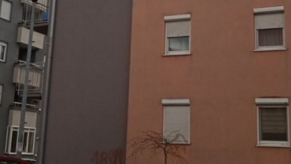 У БОЛНИЦИ ПЛАКАЛИ КАДА СУ ЈЕ ВИДЕЛИ: Девојчица (8) коју је отац држао заточену у стану била изгладнела и запуштена У БОЛНИЦИ ПЛАКАЛИ КАДА СУ ЈЕ ВИДЕЛИ: Девојчица (8) коју је отац држао заточену у стану била изгладнела и запуштена