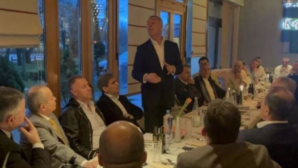 ПАНИКА У ДПС-у: Ђукановић моли дијаспору да дође на изборе, они поручују: Оставили сте пустош какав не памти савремена цивилизација ПАНИКА У ДПС-у: Ђукановић моли дијаспору да дође на изборе, они поручују: Оставили сте пустош какав не памти савремена цивилизација