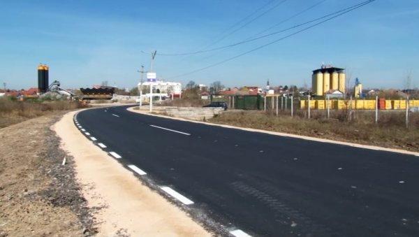 ЦЕНТАР СУРЧИНА ИЗЛАЗИ НА МИЛОШ ВЕЛИКИ: Завршени радови на саобраћајници дужине 1.200 метара ЦЕНТАР СУРЧИНА ИЗЛАЗИ НА МИЛОШ ВЕЛИКИ: Завршени радови на саобраћајници дужине 1.200 метара