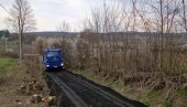 НАСИПАЊЕ УЛИЦЕ КНЕЗА МИХАИЛА У СОПОТУ: Путари завршавају важан правац НАСИПАЊЕ УЛИЦЕ КНЕЗА МИХАИЛА У СОПОТУ: Путари завршавају важан правац