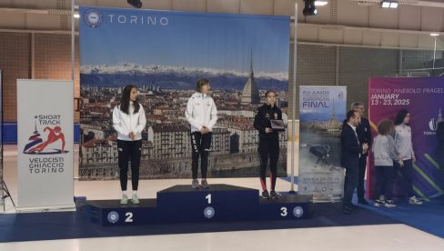 MALA NIŠLIJKA BRZA KO MUNJA: Sofija Rodić (12) postiže vrhunske rezultate u brzom klizanju na takmičenjima u Evropi MALA NIŠLIJKA BRZA KO MUNJA: Sofija Rodić (12) postiže vrhunske rezultate u brzom klizanju na takmičenjima u Evropi