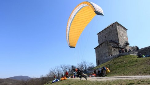 OTVARA SE SEZONA LETENJA: Za vikend u Vršcu prvo ovogodišnje Državno prvenstvo u paraglajdingu